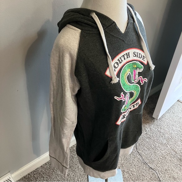 Women’s Riverdale South Side Serpents Sweatshirt Raglan Hoodie Pullover Medium M - Picture 3 of 14